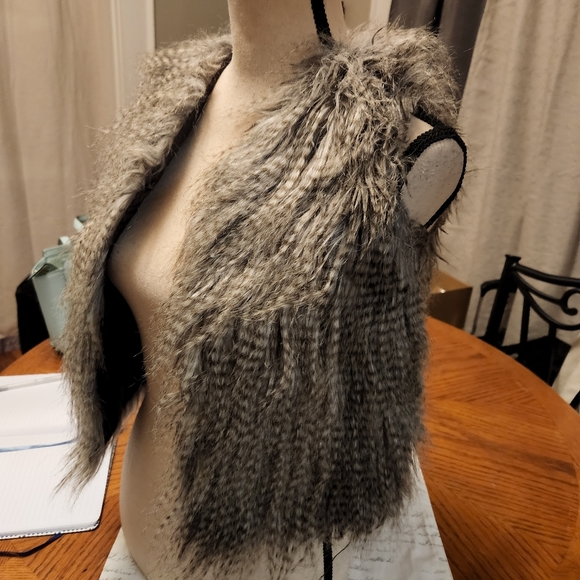 GIRLS FUR VEST size 7/8 - Picture 5 of 5